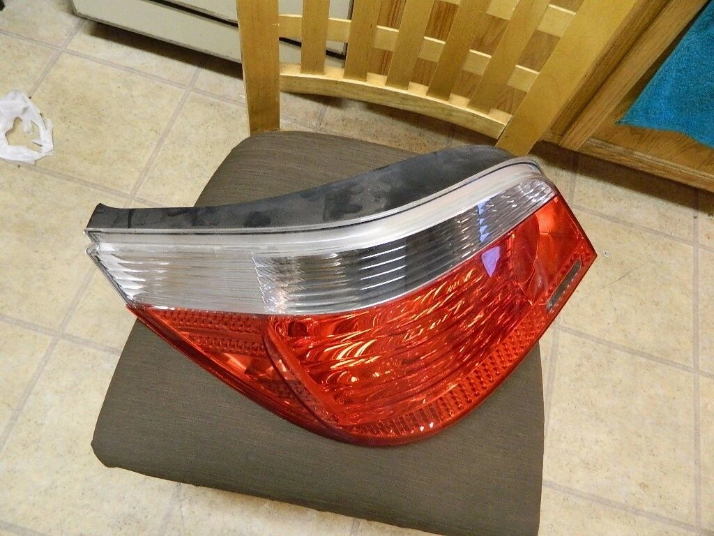 2004-2007 BMW 525i 530i 545i 550i TAIL LIGHT LAMP REAR LEFT DRIVER SIDE - OEM