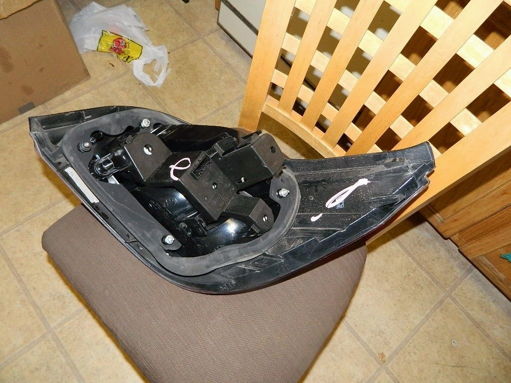 2004-2007 BMW 525i 530i 545i 550i TAIL LIGHT LAMP REAR LEFT DRIVER SIDE - OEM