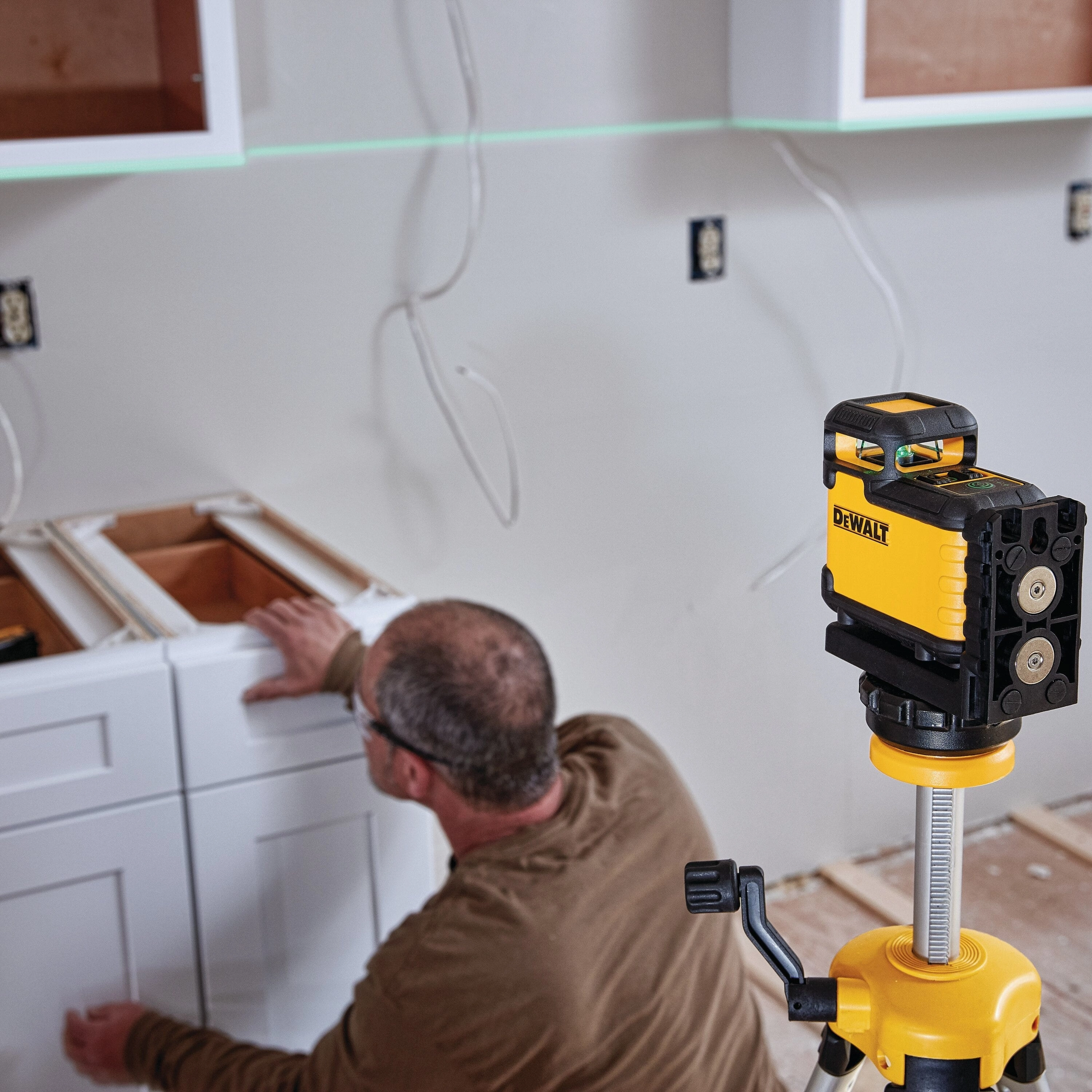 DEWALT 360 Degree Green Beam Cross Line Laser [DW03601CG]